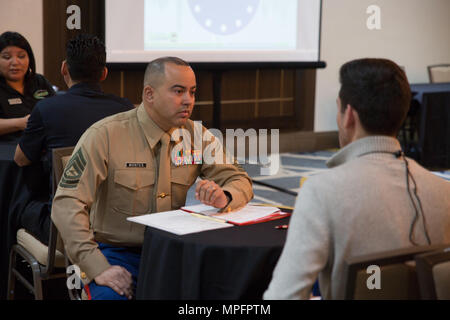 Master Sgt. Abiud Montes, Recruiting Support Officer, 6 Marine Corps distretto, conduce un intervista con uno studente frequentando, Latinos in Science and Engineering Leadership Academy (Maes). MAES è stata fondata nel 1974 per aumentare il numero di Latinos in ingegneria, tecniche, matematica e scienza campi. La missione dell'organizzazione è quello di promuovere, coltivare e onorare l'eccellenza in materia di istruzione e di leadership tra i latinos ingegneri e scienziati. Foto Stock