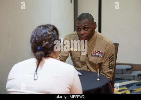 Master Sgt. Damian Cason, diversità capo di impegno, Marine Corps il reclutamento di comando, conduce un intervista con uno studente frequentando, Latinos in Science and Engineering Leadership Academy (Maes). MAES è stata fondata nel 1974 per aumentare il numero di Latinos in ingegneria, tecniche, matematica e scienza campi. La missione dell'organizzazione è quello di promuovere, coltivare e onorare l'eccellenza in materia di istruzione e di leadership tra i latinos ingegneri e scienziati. Foto Stock