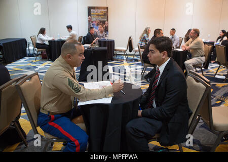 Master Sgt. Abiud Montes, il reclutamento di sostegno ufficiale con 6 Marine Corps distretto, conduce un intervista con uno studente frequentando, Latinos in Science and Engineering Leadership Academy (Maes). MAES è stata fondata nel 1974 per aumentare il numero di Latinos in ingegneria, tecniche, matematica e scienza campi. La missione dell'organizzazione è quello di promuovere, coltivare e onorare l'eccellenza in materia di istruzione e di leadership tra i latinos ingegneri e scienziati. Foto Stock