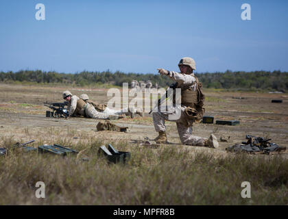 Stati Uniti Marines con 3° Battaglione, 2° Reggimento Marine, 2d Divisione Marine (2d MARDIV) riceve i comandi dal leader di squadra durante la mitragliatrice trapani a Hicacal Rang Training Facility NEGLI STATI UNITI. La stazione navale di Guantanamo Bay a Cuba il 9 aprile 2017. CBAF, Stati Uniti continentali Avviso di base in forza di supporto, è un programma che fornisce un sistema scalabile e in grado di dettaglio per reagire alle emergenze in tutto il mondo in collaborazione con le altre unità entro 96 ore. Foto Stock