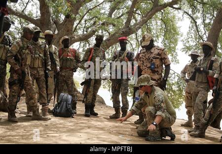 I soldati del Ciad a prepararsi per la spiaggia di formazione di infiltrazione durante Flintlock 17, Marzo 8, 2017 in N Djamena, Ciad. Flintlock è una speciale annuale esercizio di operazioni che coinvolgono più di 20 nazione forze che rafforza la protezione istituzioni multilaterali promuove la condivisione di informazioni e sviluppa l'interoperabilità tra le nazioni partner del Nord e Africa Occidentale. (U.S. Foto dell'esercito da Staff Sgt. Terrance Payton) Foto Stock