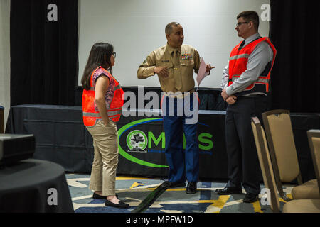 Stati Uniti Marine Corps Master Sgt. Abiud Montes, il reclutamento di sostegno ufficiale con 6 Marine Corps District conduce discussioni guidate con gli studenti che frequentano, Latinos in Science and Engineering Leadership Academy (Maes). MAES è stata fondata nel 1974 per aumentare il numero di Latinos in ingegneria, tecniche, matematica e scienza campi. La missione dell'organizzazione è quello di promuovere, coltivare e onorare l'eccellenza in materia di istruzione e di leadership tra i latinos ingegneri e scienziati.(STATI UNITI MArine Corps foto di Cpl. Clarence A. Leake/rilasciato) Foto Stock