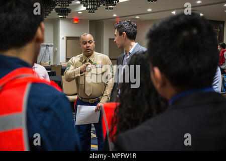 Stati Uniti Marine Corps Master Sgt. Abiud Montes, il reclutamento di sostegno ufficiale con 6 Marine Corps District conduce discussioni guidate con gli studenti che frequentano, Latinos in Science and Engineering Leadership Academy (Maes). MAES è stata fondata nel 1974 per aumentare il numero di Latinos in ingegneria, tecniche, matematica e scienza campi. La missione dell'organizzazione è quello di promuovere, coltivare e onorare l'eccellenza in materia di istruzione e di leadership tra i latinos ingegneri e scienziati.(STATI UNITI MArine Corps foto di Cpl. Clarence A. Leake/rilasciato) Foto Stock