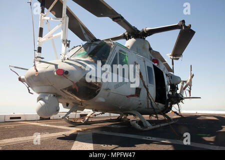 Catene regolabili vengono utilizzati per tenere un UH-1Y Huey elicottero appartenenti al mezzo marino Tiltrotor Squadron 365 (rinforzato), 24 Marine Expeditionary Unit, al posto a bordo della USS Mesa Verde (LPD) 19 marzo 10, 2017 come nave rotoli in corso. Il ventiquattresimo MEU è attualmente in corso con il Bataan anfibio gruppo pronto a sostegno di le operazioni di sicurezza marittima e di teatro la cooperazione in materia di sicurezza gli sforzi nella sesta flotta area di responsabilità. (U.S. Marine Corps photo by GySgt Adaecus G. Brooks) Foto Stock