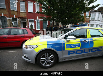 Un alba raid con gli ufficiali di polizia di targeting un individuo crede di essere collegato allo spaccio di droga e la criminalità violenta, nel nord di Londra. La polizia metropolitana è di nuovo la criminalità violenta comprende Taskforce di uniformata, abiti informali, borough, supporto territoriale, e della città di Londra e il cane unità. Foto Stock