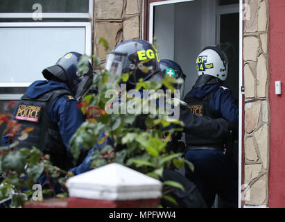 Un alba raid con gli ufficiali di polizia di targeting un individuo crede di essere collegato allo spaccio di droga e la criminalità violenta, nel nord di Londra. La polizia metropolitana è di nuovo la criminalità violenta comprende Taskforce di uniformata, abiti informali, borough, supporto territoriale, e della città di Londra e il cane unità. Foto Stock