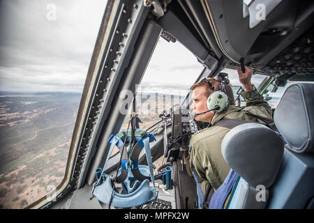 Royal Australian Air Force Flying Officer Doug Izatt, un C17 Globemaster III pilota con il n. 36 Squadron, controlla il terreno durante un sistema difensivo esercizio al di sopra delle montagne blu in Australia, 9 marzo 2017. L'esercizio era parte della tattica avanzata equipaggio corso ospitato da Advanced Airlift tattica Training Center, basato fuori di San Giuseppe Mo., che ha la missione di accrescere la guerra l'efficacia e la capacità di sopravvivenza delle forze di mobilità. Questa è la prima volta che l'AATTC ha insegnato corsi all'estero. (U.S. Air National Guard photo by Staff Sgt. Patrick Evenso Foto Stock