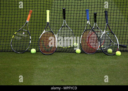 Racchette e palline da tennis puntellato contro un net in Devonshire Park oggi 22 maggio 2018. Foto Stock