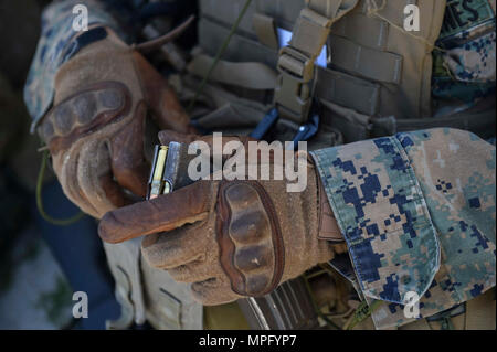 Un Marine Special Operations Scuola Corsi di formazione individuali carichi di studenti una rivista nel corso di addestramento alle armi, 10 aprile 2017, a Camp Lejeune, N.C. Per la prima volta, U.S. Air Force Tattiche speciali Gli aviatori hanno trascorso tre mesi in Marine Special Operations Command iniziale del predatore marino pipeline di formazione, che rappresentano gli sforzi per costruire la mentalità comune attraverso forze per le operazioni speciali. Foto Stock