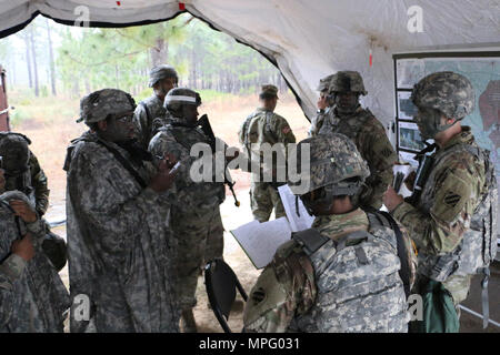 2 Lt. Ryan Hobbs (a destra), comandante di plotone Alfa Company, 703rd brigata battaglione di supporto, 2° della brigata di fanteria combattere la squadra, terza divisione di fanteria, mutandine la missione prima di un convoglio live-fire esercizio (CLFX) Febbraio 23, 2017 a Fort Stewart, Ga. I soldati del 703rd BSB condotta un battaglione CLFX mentre si eseguono le funzioni logistiche. (U.S. Esercito foto di Spc. Joshua Petke/rilasciato) Foto Stock