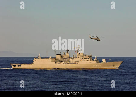 Mare Egeo (sett. 4, 2017) HS salame (F455) durante il passaggio di un esercizio con la NATO permanente gruppo marittimo due (inserto SNMG2) ammiraglia HMS Duncan nel Mare Egeo. La NATO Foto Stock