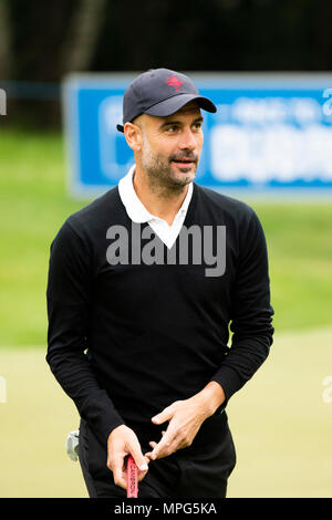 Wentworth Club di Virginia Water, UK. 23 Maggio, 2018. BMW PGA Championship di Wentworth, Pro AM giorno; Pep Guardiola è lieta con il suo putt sul terzo credito: Azione Sport Plus/Alamy Live News Foto Stock