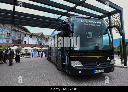 La DFB-Mannschfatsbus rigidi presso l'Hotel Weinegg. Arrivo in Hotel Winnegg Cornaiano / Appiano. GES / Calcio / Preparazione per il 2018 World Cup, training camp la squadra in Alto Adige, 23.05.2018 Calcio: training camp nazionale tedesca squadra di football, Appiano, Maggio 23, 2018 | Utilizzo di tutto il mondo Foto Stock