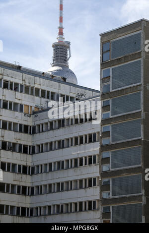 23 maggio 2018, Berlin, Germania: l'ex casa di statistiche a Alexanderplatz è scaduta. I membri della commissione principale di Berlino, la Camera dei Deputati ha visitato anche questo complesso edilizio che era vacante per molti anni durante un sito in costruzione tour. Foto: Soeren Stache/dpa Foto Stock