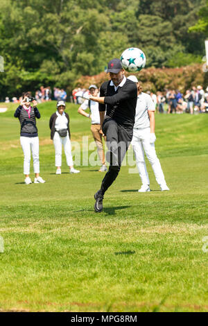 Wentworth Club di Virginia Water, UK. 23 Maggio, 2018. BMW PGA Championship di Wentworth, Pro AM giorno; Pep Guardiola cerca la sua mano a calcio golf Credito: Azione Sport Plus/Alamy Live News Foto Stock