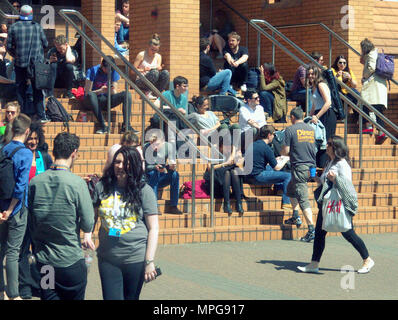 Glasgow, Scotland, Regno Unito 23 maggio.UK Meteo: Sunny Estate Meteo cuochi la città per il suo giorno più caldi come il centro consente ai turisti e gente del posto per godere del sole. Performing Arts da studenti del Conservatorio reale di Scozia ha colpito i passi a pranzo dal centro della città la costruzione di prendere il sole.. Gerard Ferry/Alamy news Foto Stock