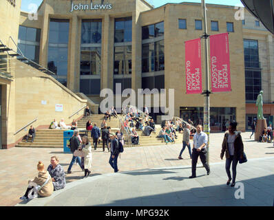 Glasgow, Scotland, Regno Unito 23 maggio.UK Meteo: Sunny Estate Meteo cuochi la città per il suo giorno più caldi come il centro consente ai turisti e gente del posto per godere del sole. Buchanan Street passi fuori dalla Royal Concert Hall a piedi di Sauchiehall Street è la gente del posto preferito ora di pranzo resto spot. Gerard Ferry/Alamy news Foto Stock