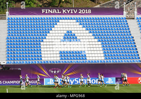 Kiev, Ucraina. 23 Maggio, 2018. VfL Wolfsburg giocatori corrono sul campo durante la sessione di formazione femminile UEFA Champions League 2018 partita contro l'Olympique Lyonnais a Valeriy Lobanovskiy Stadium di Kiev, Ucraina. Credito: Oleksandr Prykhodko/Alamy Live News Foto Stock