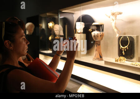 (180524) - Atene, 24 maggio 2018 (Xinhua) -- Un visitatore prende le foto della mostra sul "innumerevoli aspetti della bellezza in arte antica' mostra presso il Museo Archeologico Nazionale di Atene, Grecia, il 23 maggio 2018. La mostra temporanea è progettato per commemorare il centocinquantesimo anniversario del museo. (Xinhua/Marios Lolos) Foto Stock