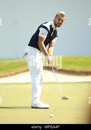 Wentworth, UK. 23 maggio 2018. Chris Hughes durante il Pro Am davanti alla BMW PGA Championship di Wentworth Golf Club il 23 maggio 2018 nel Surrey, Inghilterra Credito: Paolo Terry foto/Alamy Live News Foto Stock