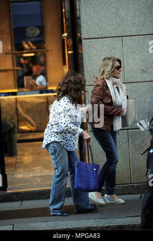 Milano, Patrizia Reggiani shopping in centro Patrizia Reggiani, vedova Gucci, arriva in centro con un amico per fare un po' di shopping. Qui si è sorpreso nel 'CASADEI' boutique mentre lei cerca alcune paia di scarpe, poi si spegne e supporta il suo amico, che ella dà di sé a breve distanza a piedi, perché ora lei non può camminare molto indipendente. Foto Stock