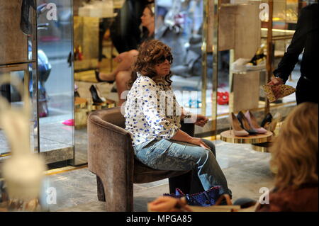 Milano, Patrizia Reggiani shopping in centro Patrizia Reggiani, vedova Gucci, arriva in centro con un amico per fare un po' di shopping. Qui si è sorpreso nel 'CASADEI' boutique mentre lei cerca alcune paia di scarpe, poi si spegne e supporta il suo amico, che ella dà di sé a breve distanza a piedi, perché ora lei non può camminare molto indipendente. Foto Stock