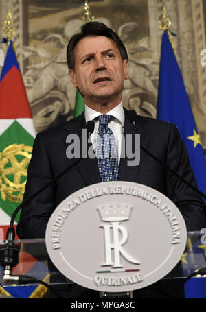 Roma, Italia. 23 Maggio, 2018. Giuseppe Conte risolve una conferenza stampa dopo un incontro con il presidente italiano Sergio Mattarella a Roma, Italia, il 23 maggio 2018. Il Presidente Italiano Sergio Mattarella mercoledì nominato professore di diritto Giuseppe Conte come Italia, il nuovo primo ministro, tasking lui con un mandato per formare un nuovo governo. Credito: Alberto Lingria/Xinhua/Alamy Live News Foto Stock