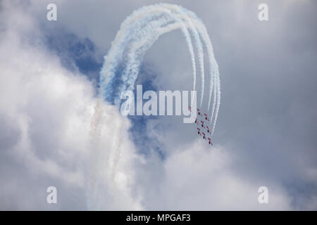 Ocean City, Maryland, Stati Uniti d'America. Il 23 maggio 2018. Il Royal Canadian Forces Snowbirds airborne acrobazie team vola in formazione durante una dimostrazione in Ocean City, Maryland il 23 maggio 2018. 23 Maggio, 2018. Credito: Alex Edelman/ZUMA filo/Alamy Live News Foto Stock