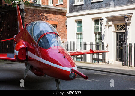 Londra, Regno Unito. 23 Maggio, 2018. Una freccia rossa Hawk stands aeromobili a Downing Street per contrassegnare il centesimo compleanno della Royal Air Force. Foto Stock