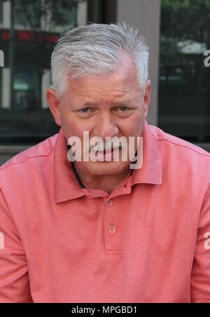 ***FILE FOTO** ex giocatore MLB, Lenny Dykstra, arrestato per minacciare UBER conducente e il possesso di droga*** NEW YORK, NY - 30 giugno: Ex Major League Baseball player e New York incontrato Lenny Dykstra spotted prendendo una pausa sigaretta tra presenze di media per il suo libro 'Casa di chiodi: A Memoir di Vita sul Bordo" in New York New York il 30 giugno 2016. Photo credit: Rainmaker foto/MediaPunch Foto Stock