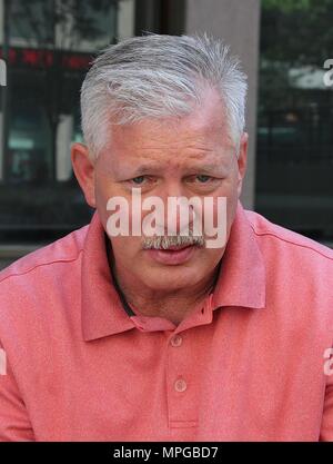 ***FILE FOTO** ex giocatore MLB, Lenny Dykstra, arrestato per minacciare UBER conducente e il possesso di droga*** NEW YORK, NY - 30 giugno: Ex Major League Baseball player e New York incontrato Lenny Dykstra spotted prendendo una pausa sigaretta tra presenze di media per il suo libro 'Casa di chiodi: A Memoir di Vita sul Bordo" in New York New York il 30 giugno 2016. Photo credit: Rainmaker foto/MediaPunch Foto Stock