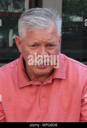 ***FILE FOTO** ex giocatore MLB, Lenny Dykstra, arrestato per minacciare UBER conducente e il possesso di droga*** NEW YORK, NY - 30 giugno: Ex Major League Baseball player e New York incontrato Lenny Dykstra spotted prendendo una pausa sigaretta tra presenze di media per il suo libro 'Casa di chiodi: A Memoir di Vita sul Bordo" in New York New York il 30 giugno 2016. Photo credit: Rainmaker foto/MediaPunch Foto Stock