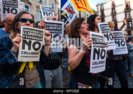 Barcellona, in Catalogna, Spagna. 23 Maggio, 2018. Un gruppo di dimostranti sono visto che mostra poster per esigere libertà.centinaia di persone hanno preso la strada di Barcellona per esigere la libertà di espressione e di solidarietà con il rapper di Maiorca noto come Valtonyc, che è stato programmato per essere incarcerati per domani un insulto alla corona spagnola.Valtonyc erano fuggiti dalla Spagna alla richiesta di asilo in Belgio minuti prima della protesta. Credito: Paco Freire SOPA/images/ZUMA filo/Alamy Live News Foto Stock