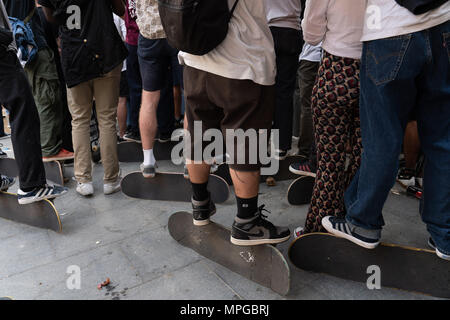 Il museo MACBA, Barcellona, in Catalogna, Spagna, 23 maggio 2018 migliaia di appassionati di skateboard girato fino a guardare il 'Torna alla 4' skateboard concorrenza presso il museo MACBA di Barcellona. La gente che stava in piedi sul loro schede sul bordo per ottenere una vista migliore. Lo skateboard stelle eseguita pericoloso trucchi da una grande altezza. La soluzione ideale per la corsa su skateboard area intorno al museo è una Mecca spagnola per gli appassionati di skateboard tutto l'anno. Credito: Rob Watkins/Alamy Live News Foto Stock