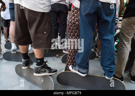 Il museo MACBA, Barcellona, in Catalogna, Spagna, 23 maggio 2018 migliaia di appassionati di skateboard girato fino a guardare il 'Torna alla 4' skateboard concorrenza presso il museo MACBA di Barcellona. La gente che stava in piedi sul loro schede sul bordo per ottenere una vista migliore. Lo skateboard stelle eseguita pericoloso trucchi da una grande altezza. La soluzione ideale per la corsa su skateboard area intorno al museo è una Mecca spagnola per gli appassionati di skateboard tutto l'anno. Credito: Rob Watkins/Alamy Live News Foto Stock