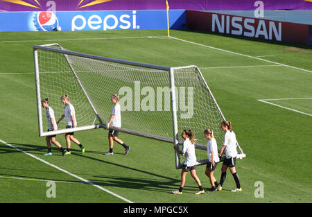 Kiev, Ucraina. 23 Maggio, 2018. VfL Wolfsburg i giocatori si muovono i cancelli durante la sessione di formazione femminile UEFA Champions League 2018 partita contro l'Olympique Lyonnais a Valeriy Lobanovskiy Stadium di Kiev, Ucraina. Credito: Oleksandr Prykhodko/Alamy Live News Foto Stock