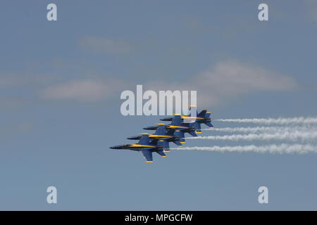 Annapolis, Stati Uniti d'America. 23 Maggio, 2018. Stati Uniti Navy Blue Angels volare oltre gli Stati Uniti Accademia Navale (USNA) in Annapolis, Maryland, Stati Uniti, il 23 maggio 2018. Il Blue Angels, sei-jet team Navy battenti F/A-18 calabroni, eseguite un air show all'U.S. Accademia navale di mercoledì. Credito: Yan Liang/Xinhua/Alamy Live News Foto Stock