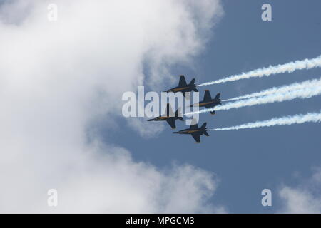 Annapolis, Stati Uniti d'America. 23 Maggio, 2018. Stati Uniti Navy Blue Angels volare oltre gli Stati Uniti Accademia Navale (USNA) in Annapolis, Maryland, Stati Uniti, il 23 maggio 2018. Il Blue Angels, sei-jet team Navy battenti F/A-18 calabroni, eseguite un air show all'U.S. Accademia navale di mercoledì. Credito: Yan Liang/Xinhua/Alamy Live News Foto Stock