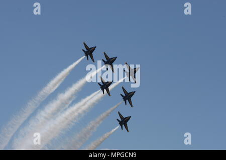 Annapolis, Stati Uniti d'America. 23 Maggio, 2018. Stati Uniti Navy Blue Angels volare oltre gli Stati Uniti Accademia Navale (USNA) in Annapolis, Maryland, Stati Uniti, il 23 maggio 2018. Il Blue Angels, sei-jet team Navy battenti F/A-18 calabroni, eseguite un air show all'U.S. Accademia navale di mercoledì. Credito: Yan Liang/Xinhua/Alamy Live News Foto Stock