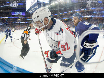 Tampa, Florida, Stati Uniti d'America. 23 Maggio, 2018. DIRK SHADD | Orari.Tampa Bay Lightning defenceman Dan Girardi (5) controlli Washington centro capitelli Evgeny Kuznetsov (92) contro i pannelli durante il secondo periodo nel gioco 7 della Eastern Conference final Mercoledì, 23 maggio 2018 a Tampa. Credito: Dirk Shadd/Tampa Bay volte/ZUMA filo/Alamy Live News Foto Stock