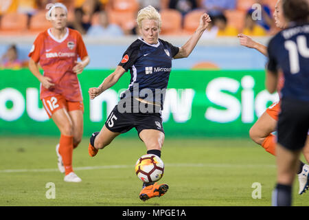 Houston, TX, Stati Uniti d'America. 23 Maggio, 2018. Seattle regnare FC avanti Megan Rapinoe (15) controlla la sfera durante un NWSL partita di calcio tra la Houston Dash e il Seattle Regno di BBVA Compass Stadium di Houston, TX. Il cruscotto ha vinto 2 a 1.Trask Smith/CSM/Alamy Live News Foto Stock