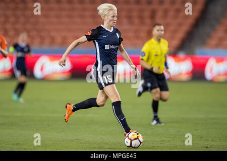 Houston, TX, Stati Uniti d'America. 23 Maggio, 2018. Seattle regnare FC avanti Megan Rapinoe (15) controlla la sfera durante un NWSL partita di calcio tra la Houston Dash e il Seattle Regno di BBVA Compass Stadium di Houston, TX. Il cruscotto ha vinto 2 a 1.Trask Smith/CSM/Alamy Live News Foto Stock