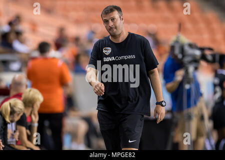 Houston, TX, Stati Uniti d'America. 23 Maggio, 2018. Houston Dash assistant coach Eddie Robinson durante un NWSL partita di calcio tra la Houston Dash e il Seattle Regno di BBVA Compass Stadium di Houston, TX. Il cruscotto ha vinto 2 a 1.Trask Smith/CSM/Alamy Live News Foto Stock