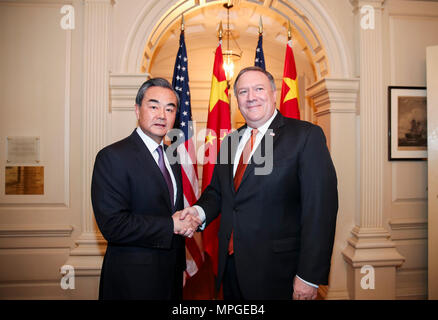 Washington, Stati Uniti d'America. 23 Maggio, 2018. Cinese il consigliere di Stato e Ministro degli Esteri Wang Yi (L) soddisfa con U.S. Il segretario di Stato Mike Pompeo a Washington il 23 maggio 2018. Credito: Wang Ying/Xinhua/Alamy Live News Foto Stock