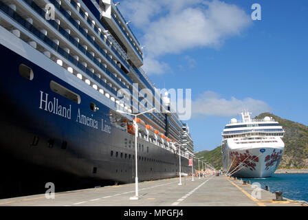 Due navi da crociera di ormeggio in banchina, Philipsburg, St Maarten, dei Caraibi Foto Stock