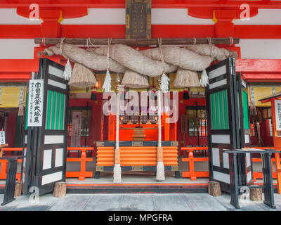 Ingresso e interno del santuario di Kumano Hayatama Taisha, con grandi Shimenawa sacro di corda, Shingu, prefettura di Wakayama, Giappone. Foto Stock