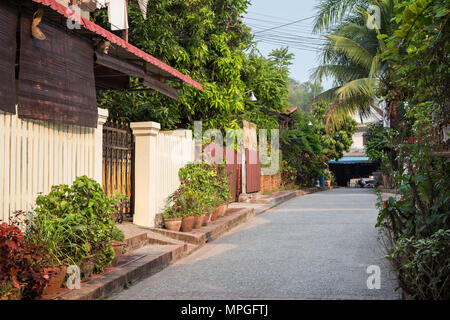 Idilliaco strada laterale a Luang Prabang, Laos, in una giornata di sole. Foto Stock