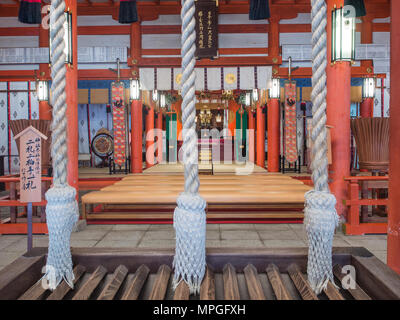 Haiden, sala culto, con campana di funi e scanalato della scatola di offerta, a Kumano Nachi Taisha, sito del patrimonio mondiale, la Nachi, prefettura di Wakayama, Giappone Foto Stock