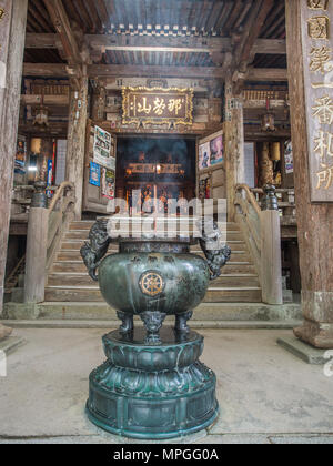 Seiganto-ji accanto a Nachi-no-Otaki santuario. Incenso urna in entrata al tempio, la Nachi, prefettura di Wakayama, Giappone Foto Stock