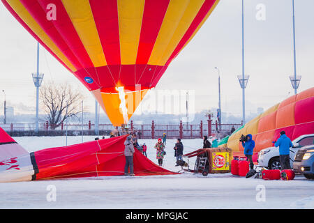 NIZHNY Novgorod, Russia - 24 febbraio 2018. Mass-start sul festival di aria calda ballons Foto Stock